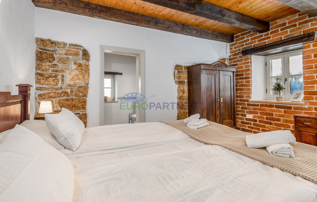 Pietra bellissima ai margini del villaggio, Tinjan