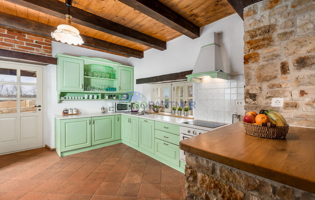 Pietra bellissima ai margini del villaggio, Tinjan