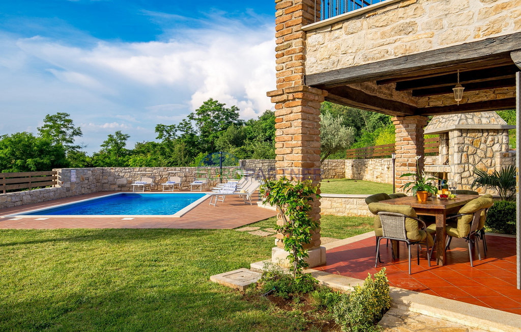 Pietra bellissima ai margini del villaggio, Tinjan