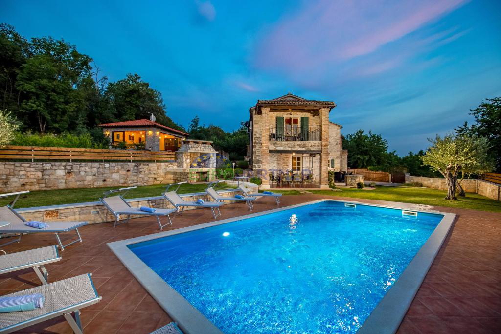 Pietra bellissima ai margini del villaggio, Tinjan