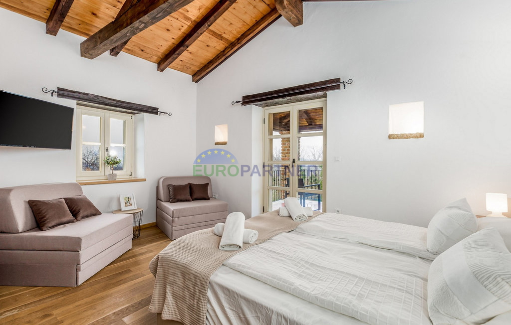 Pietra bellissima ai margini del villaggio, Tinjan