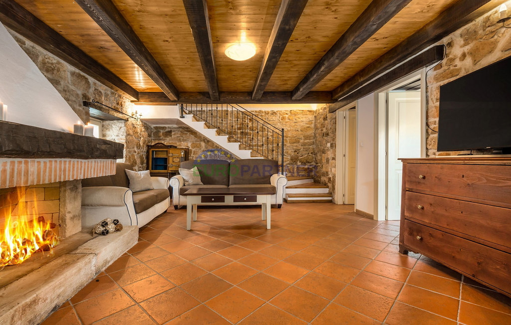 Pietra bellissima ai margini del villaggio, Tinjan