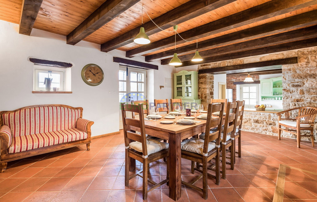 Pietra bellissima ai margini del villaggio, Tinjan