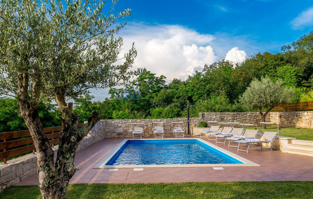 Pietra bellissima ai margini del villaggio, Tinjan