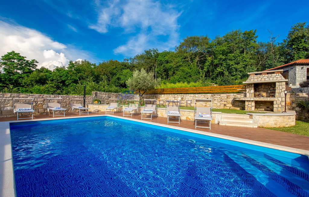 Pietra bellissima ai margini del villaggio, Tinjan