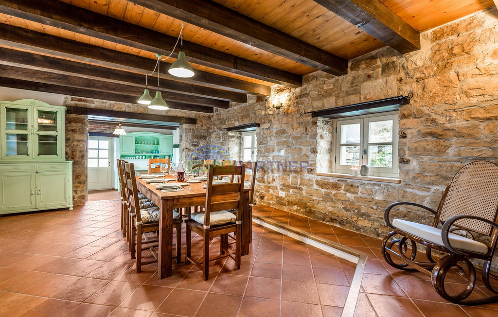 Pietra bellissima ai margini del villaggio, Tinjan