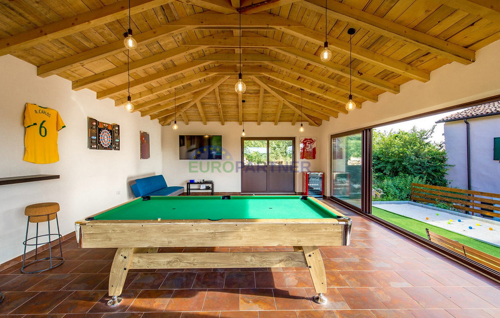 Pietra bellissima ai margini del villaggio, Tinjan