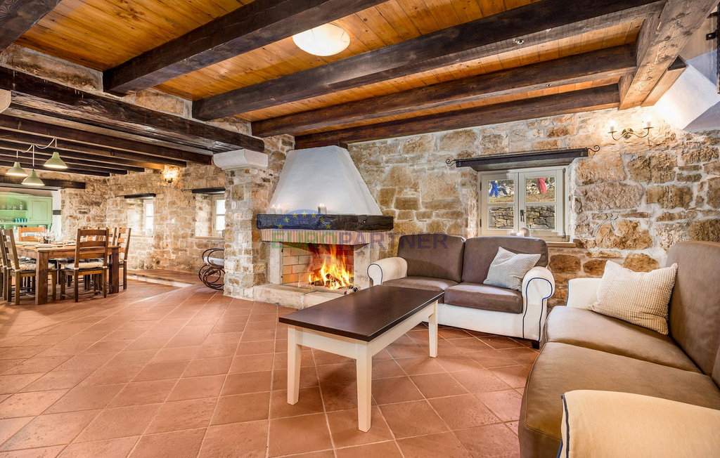 Pietra bellissima ai margini del villaggio, Tinjan