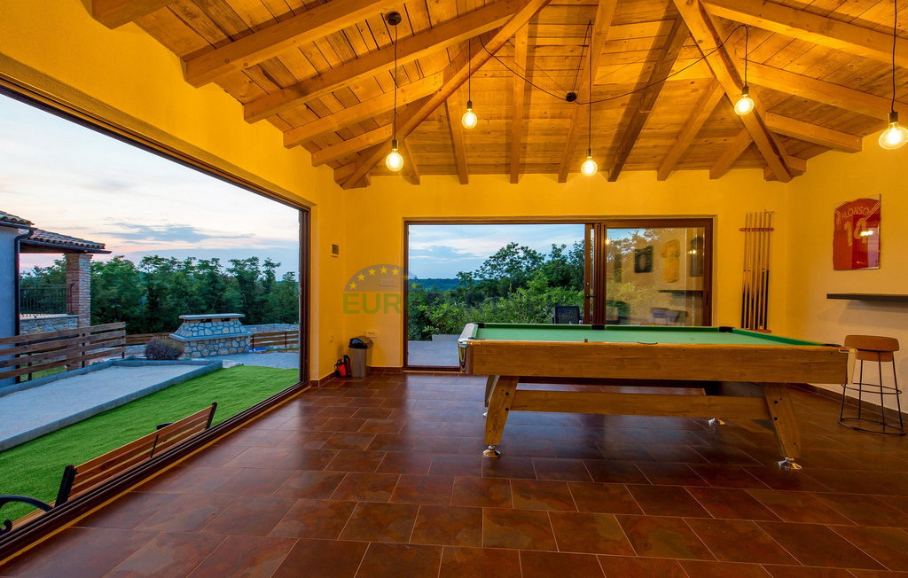 Pietra bellissima ai margini del villaggio, Tinjan