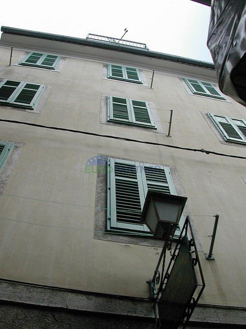 Istria, Rovigno, locale commerciale con appartamenti