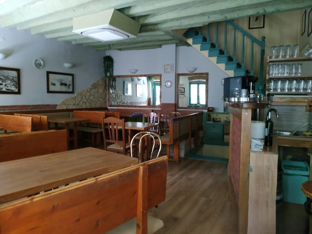 Istria, Rovigno, locale commerciale con appartamenti