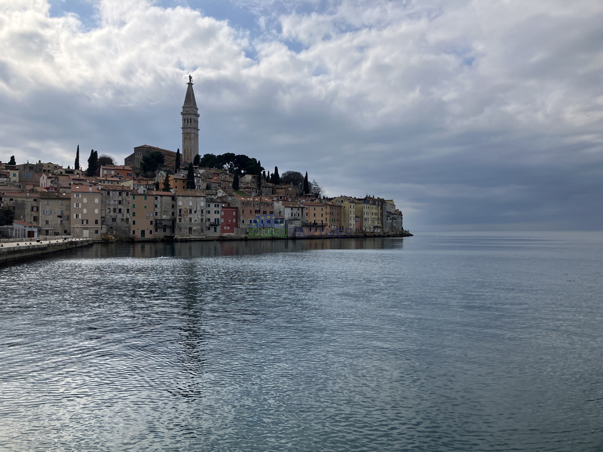 Istria, Rovigno, locale commerciale con appartamenti