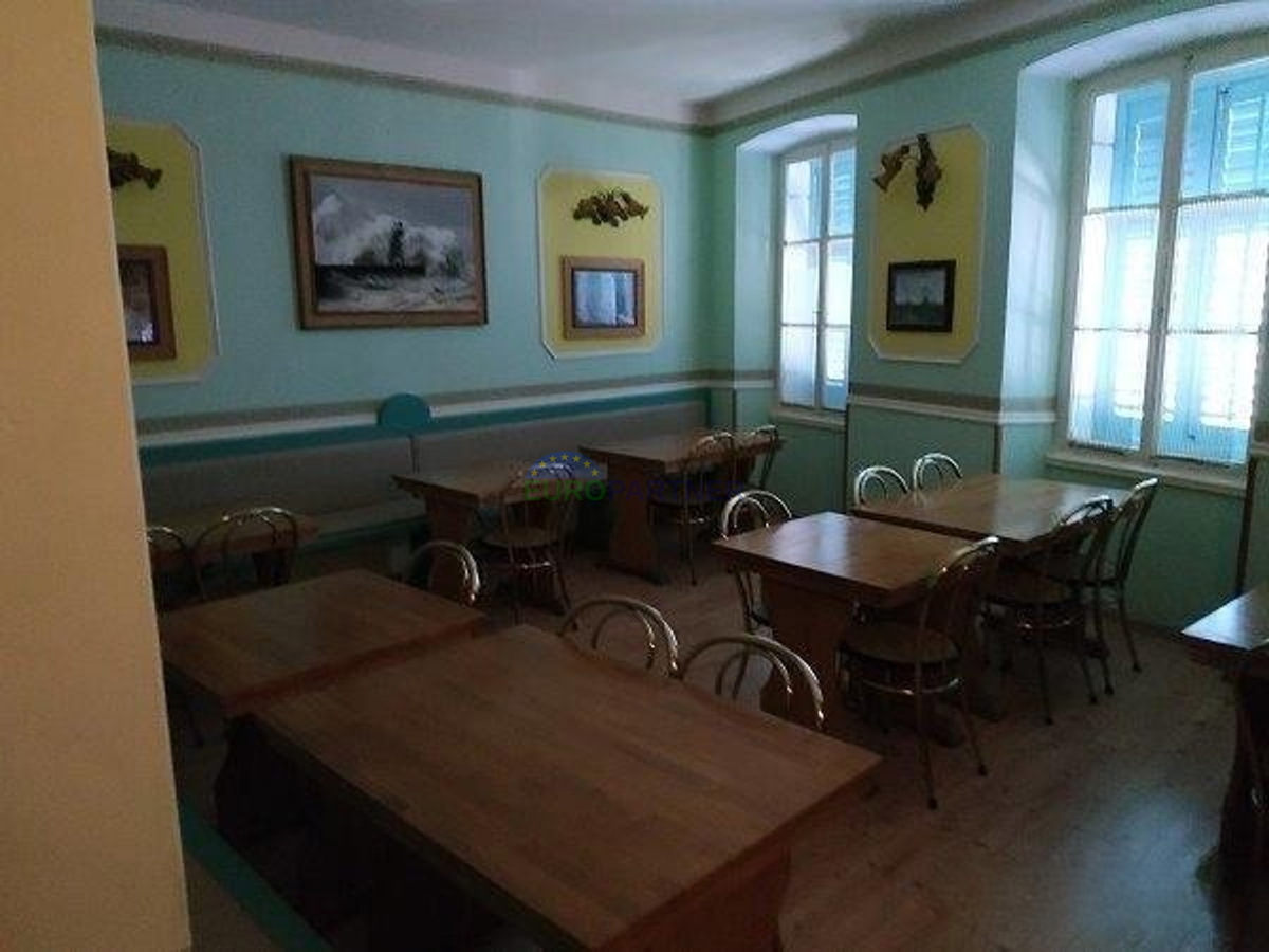 Istria, Rovigno, locale commerciale con appartamenti