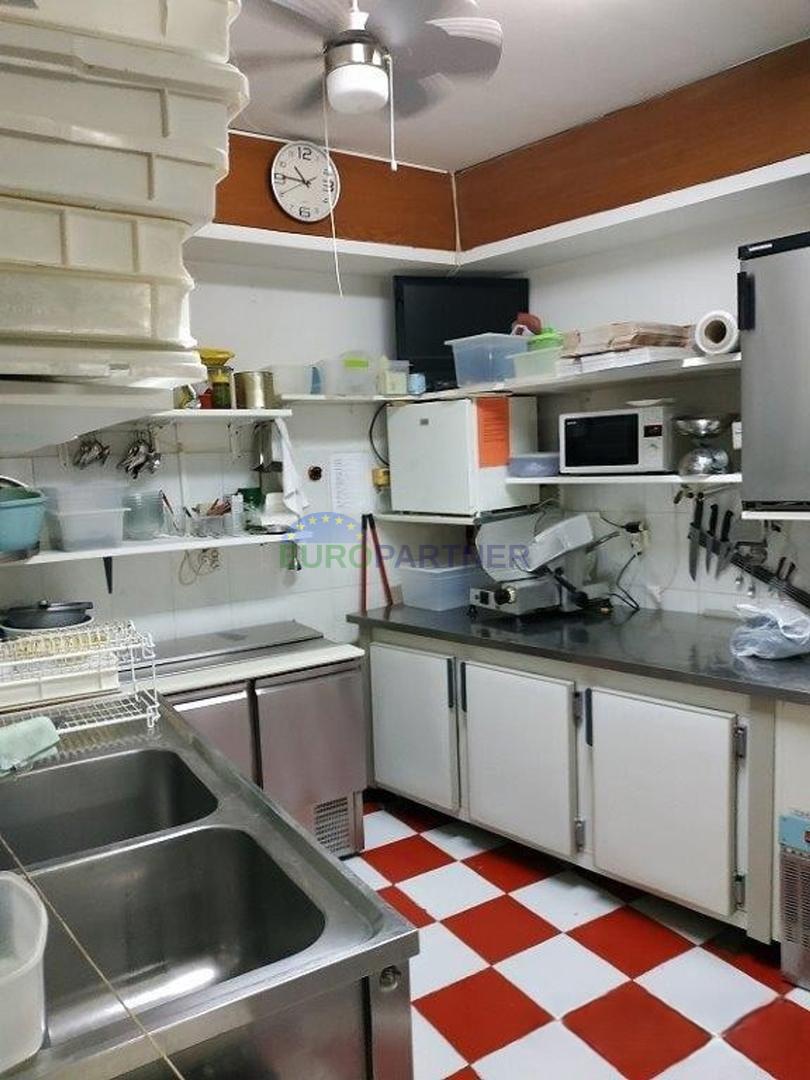 Istria, Rovigno, locale commerciale con appartamenti