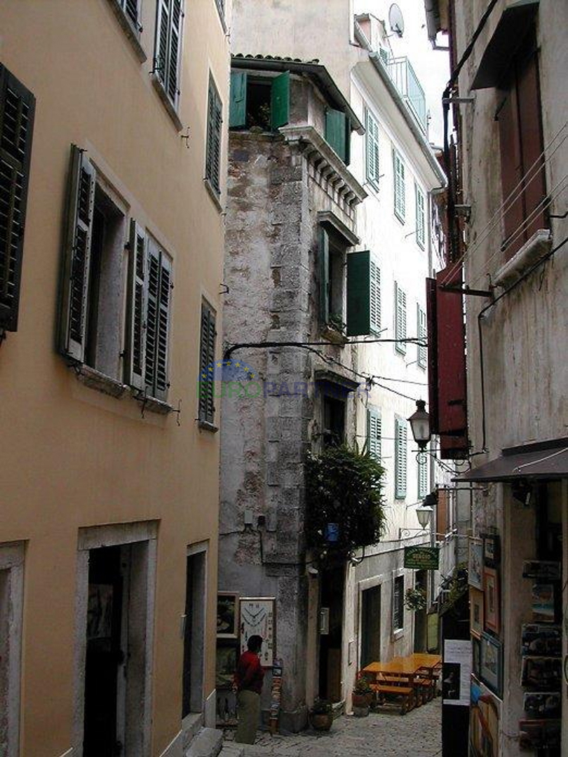 Istria, Rovigno, locale commerciale con appartamenti