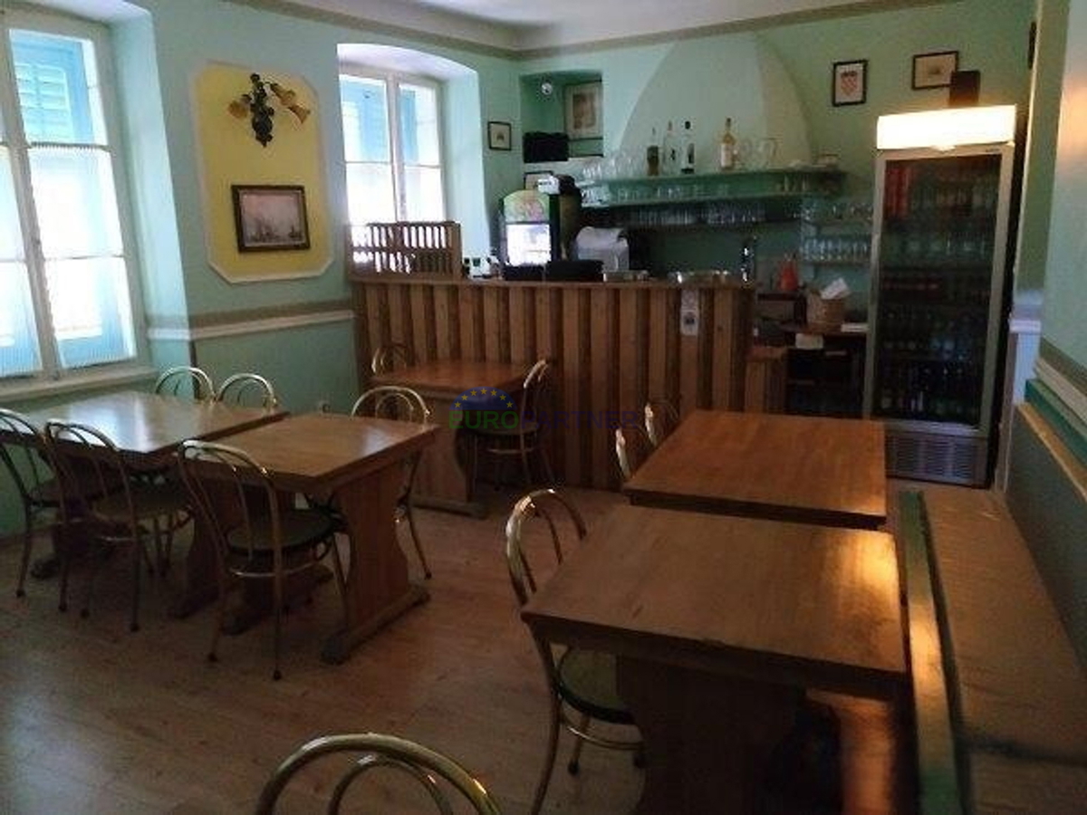 Istria, Rovigno, locale commerciale con appartamenti
