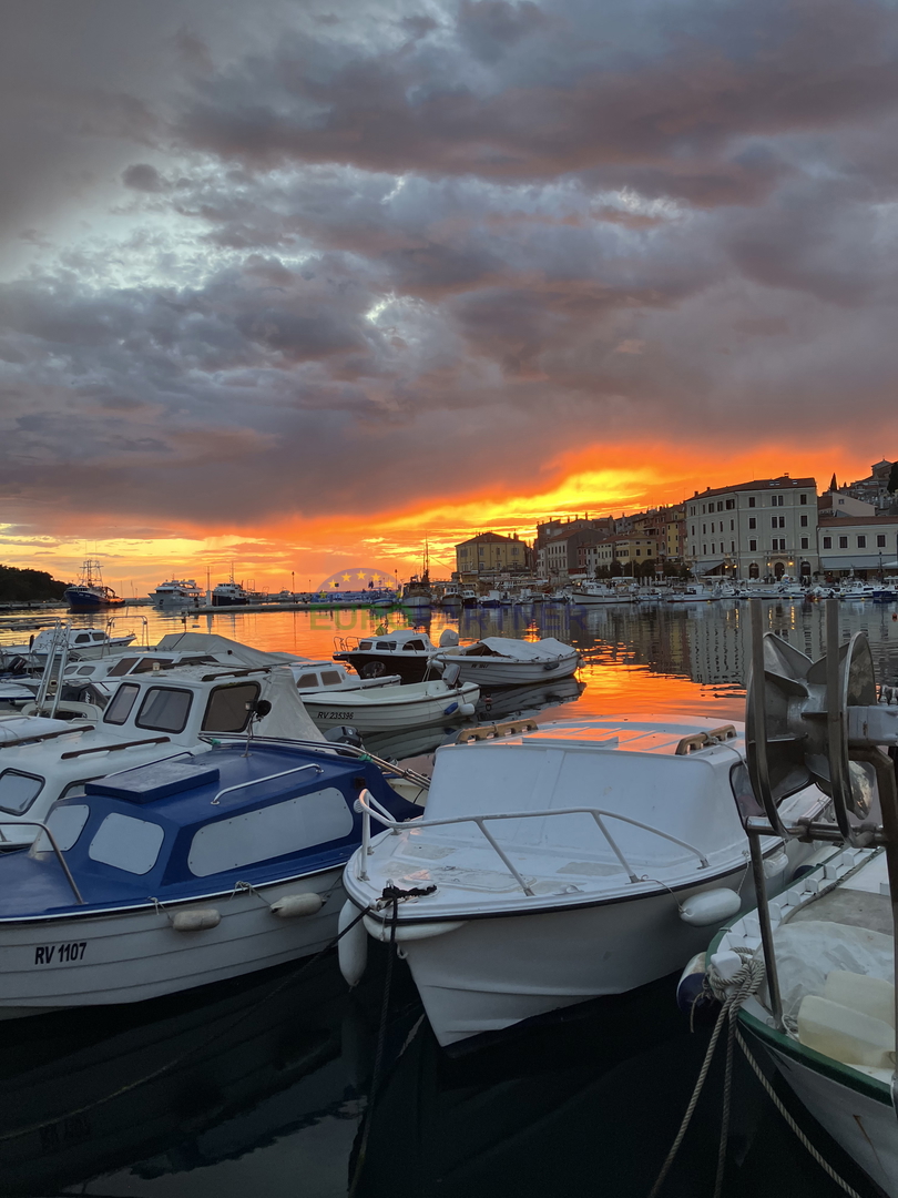 Istria, Rovigno, locale commerciale con appartamenti