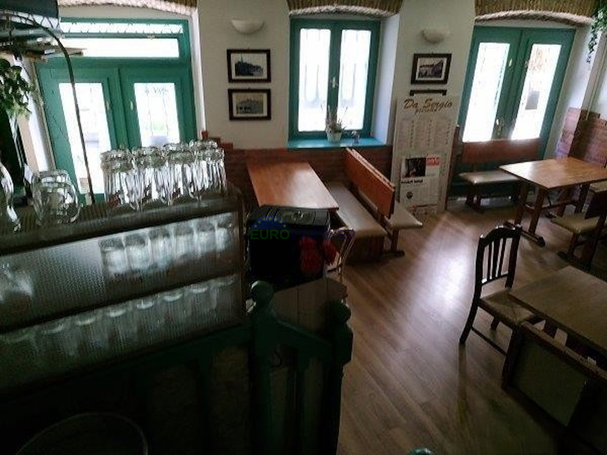 Istria, Rovigno, locale commerciale con appartamenti