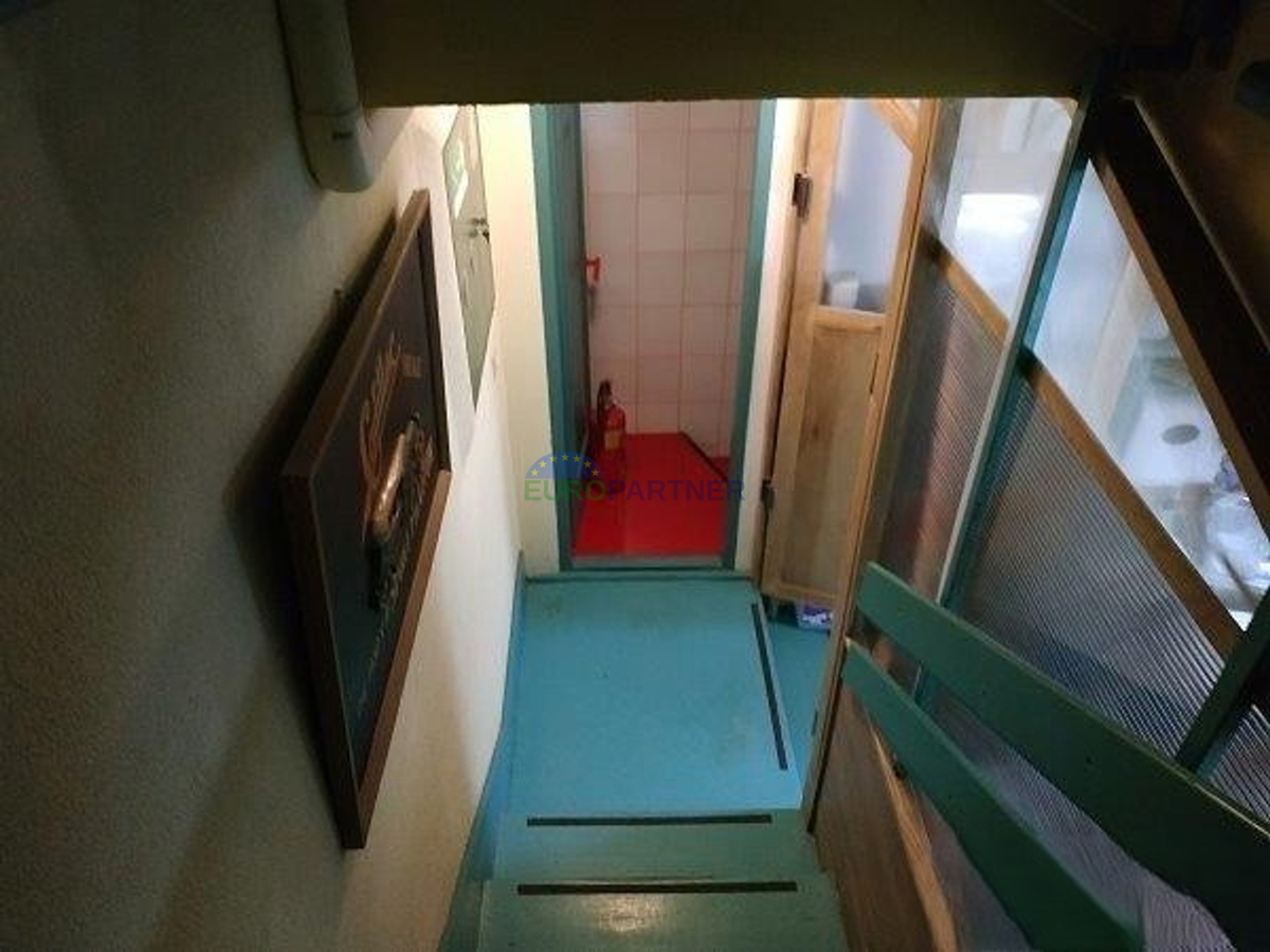 Istria, Rovigno, locale commerciale con appartamenti