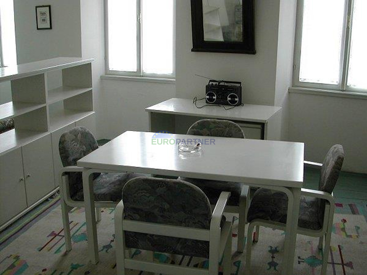 Istria, Rovigno, locale commerciale con appartamenti