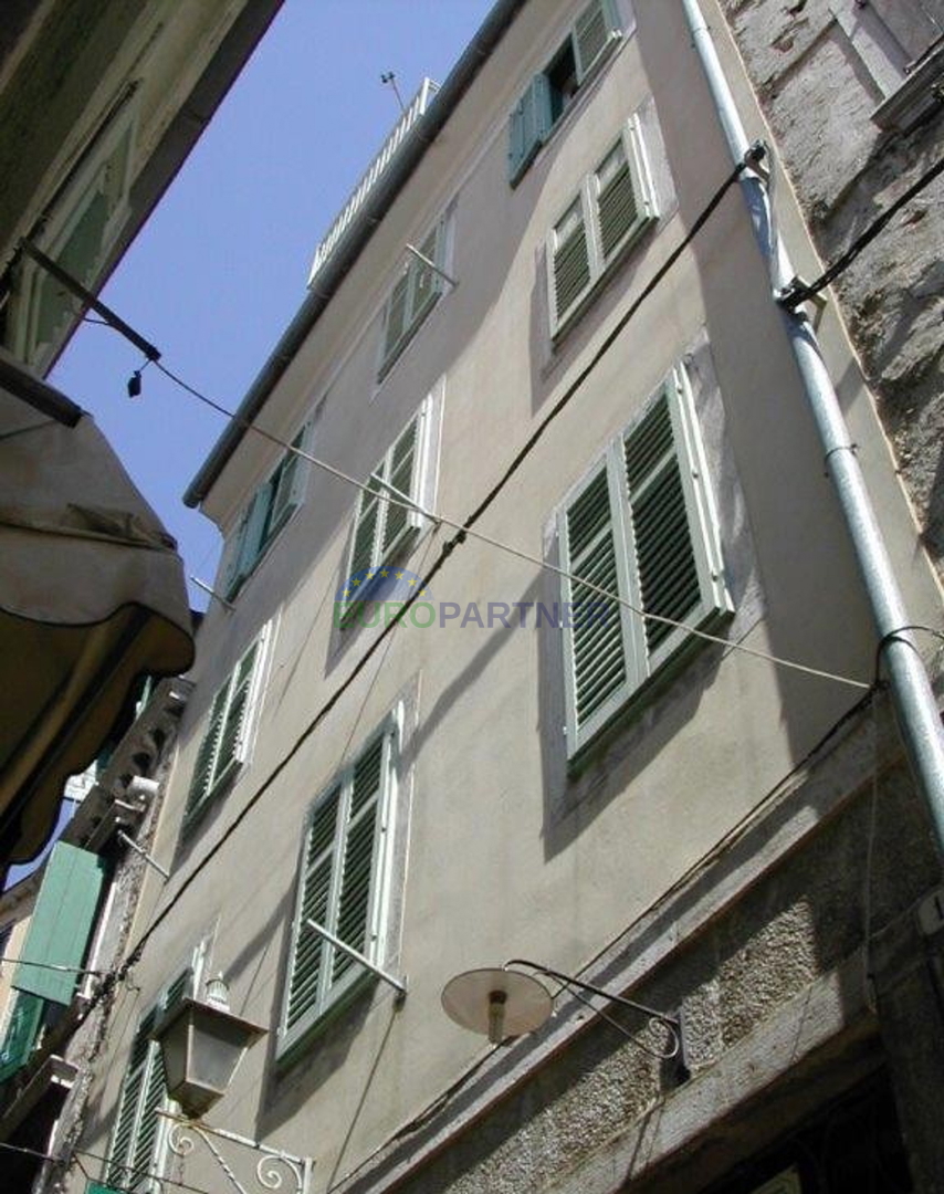 Istria, Rovigno, locale commerciale con appartamenti