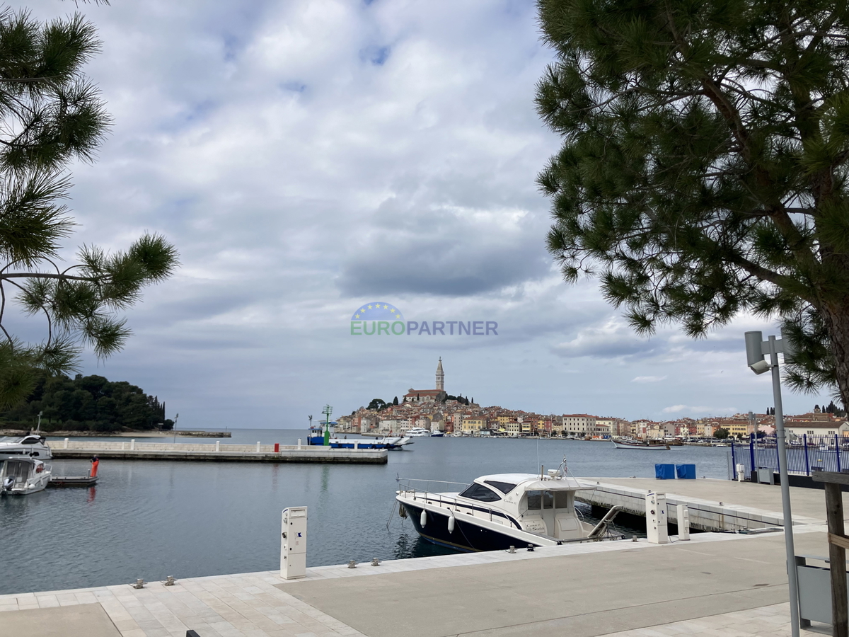 Istria, Rovigno, locale commerciale con appartamenti