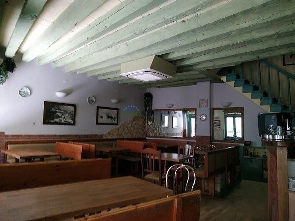 Istria, Rovigno, locale commerciale con appartamenti