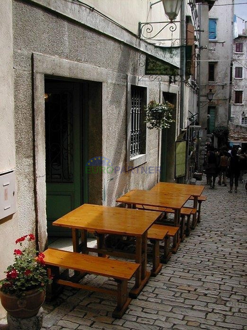 Istria, Rovigno, locale commerciale con appartamenti