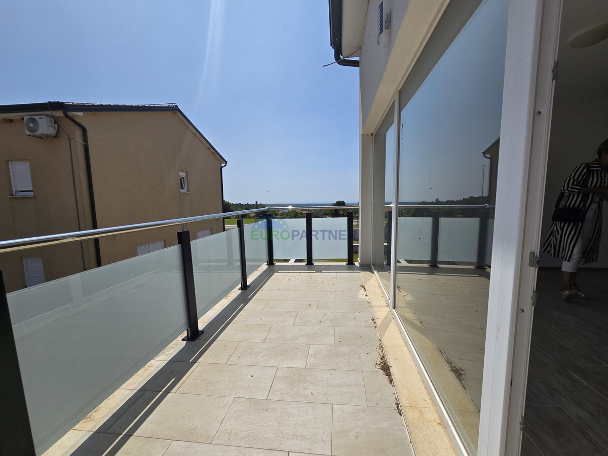 Casa con appartamenti con vista mare, periferia di Poreč