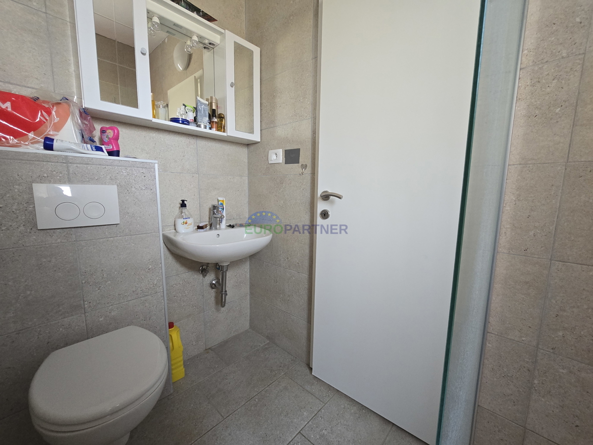 Casa con appartamenti con vista mare, periferia di Poreč