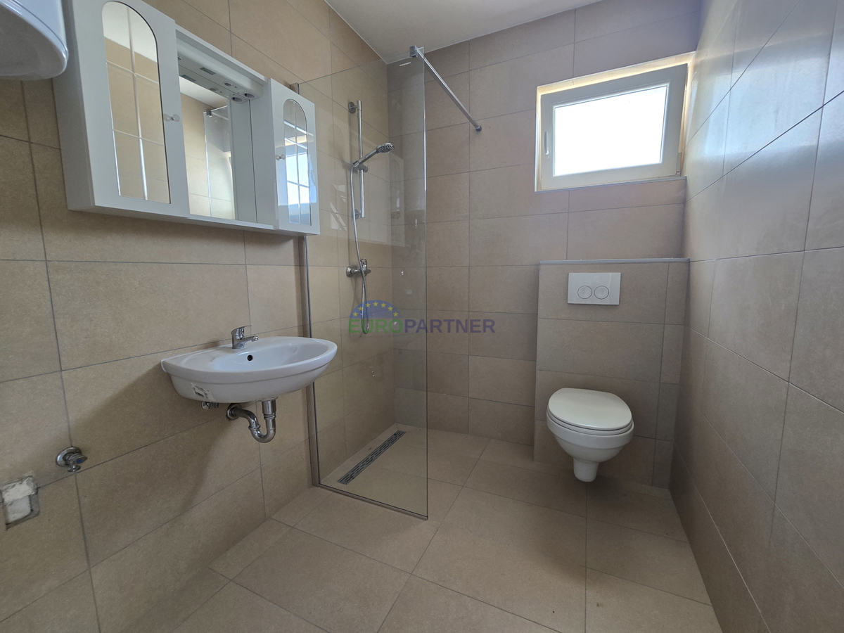 Casa con appartamenti con vista mare, periferia di Poreč