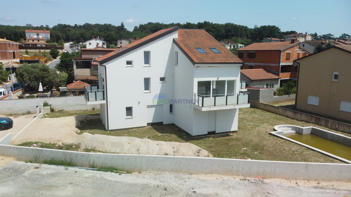 Casa con appartamenti con vista mare, periferia di Poreč