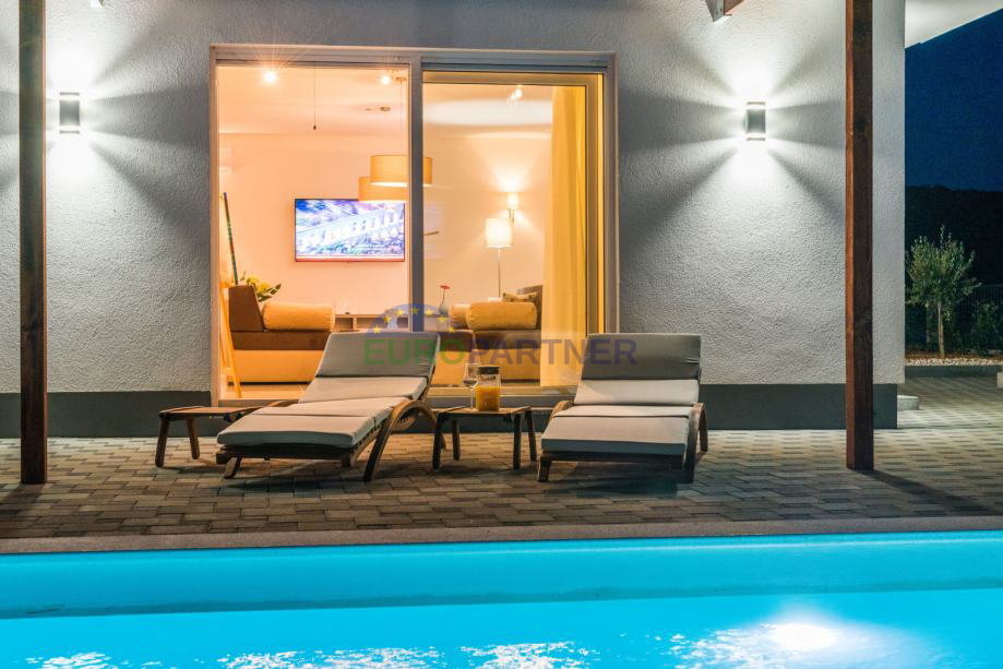 Villa con piscina, vista mare