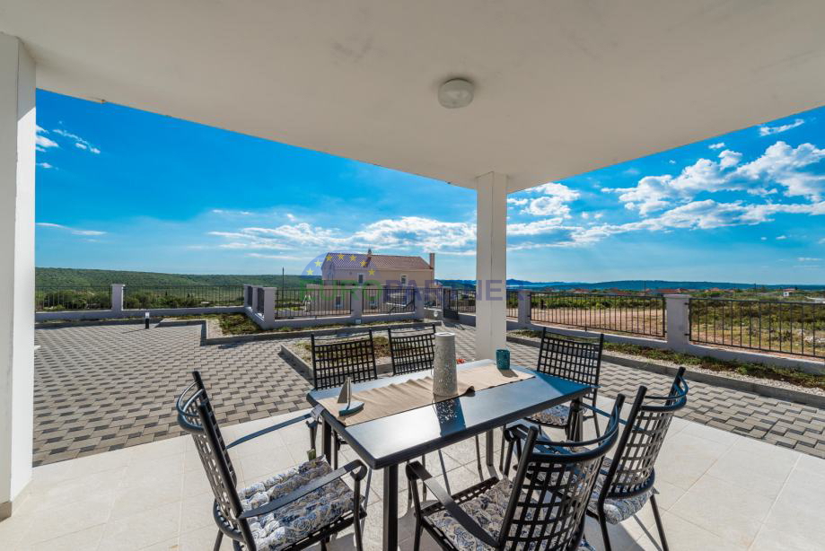 Villa con piscina, vista mare
