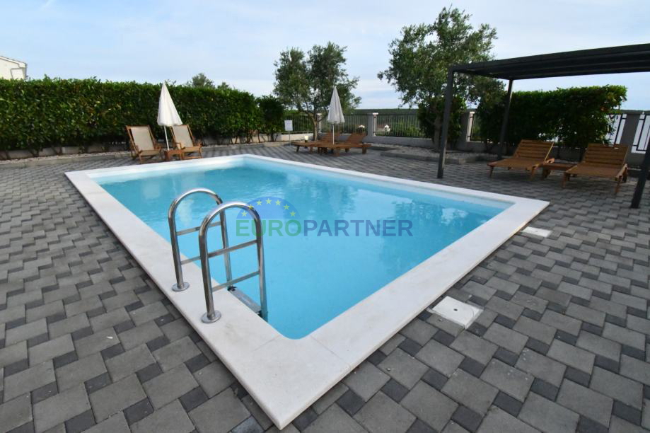 Villa con piscina, vista mare