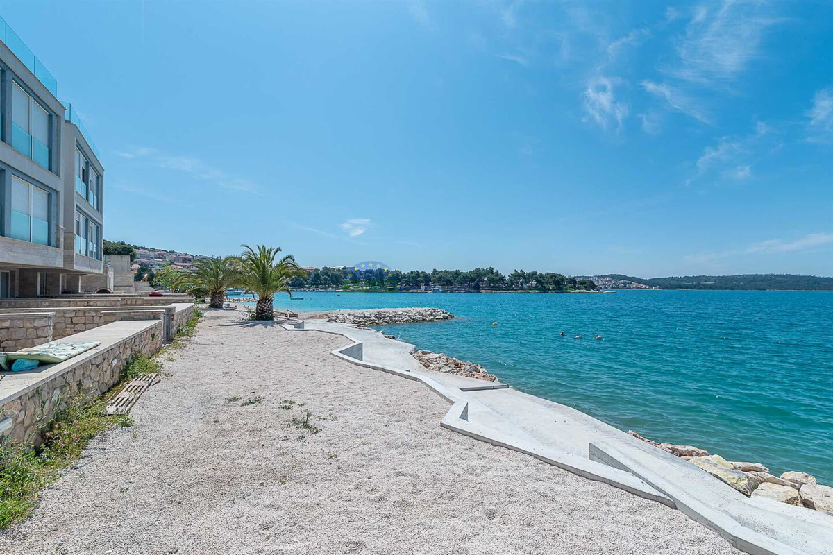 Bellissima villa PRIMA FILA sul mare, Trogir, Čiovo