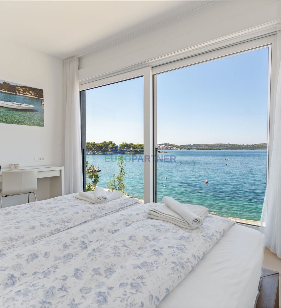 Bellissima villa PRIMA FILA sul mare, Trogir, Čiovo