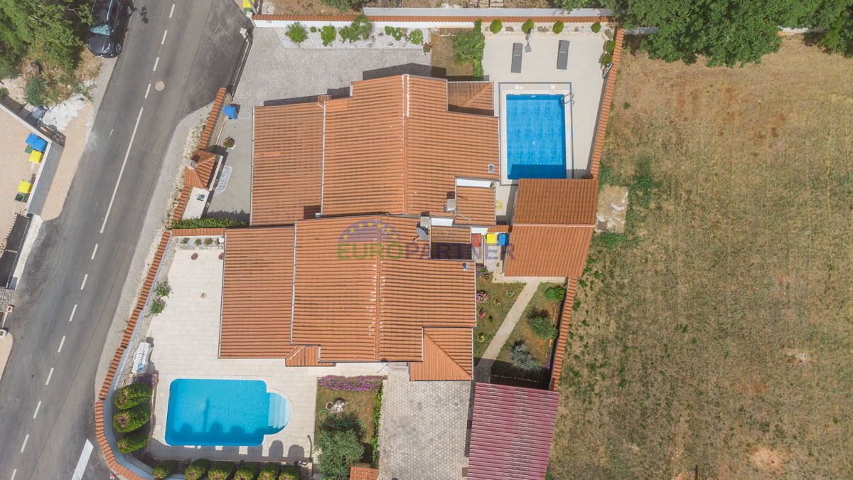 Offerta top - casa con piscina vicino a Parenzo!