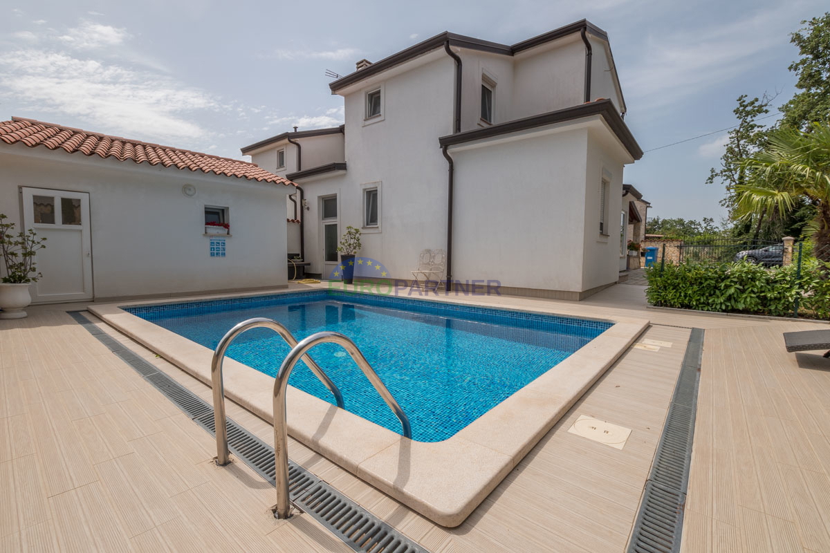 Offerta top - casa con piscina vicino a Parenzo!