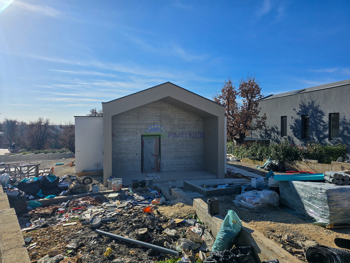 Villa moderna in costruzione non lontano da Parenzo