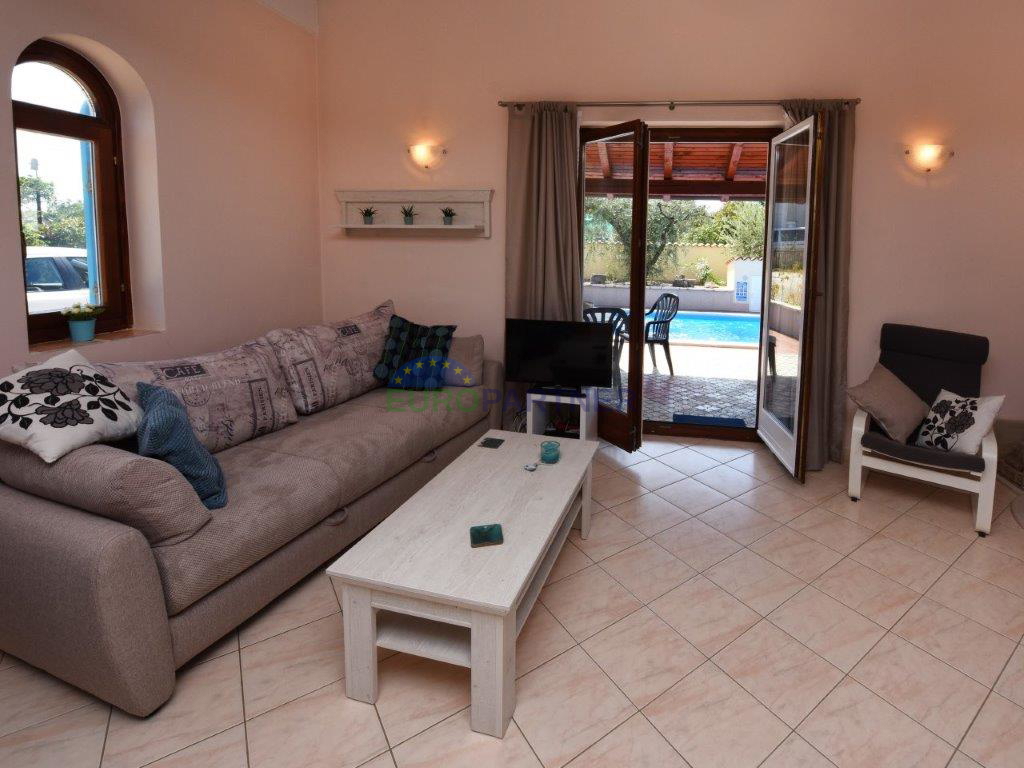 Višnjan, casa mediterranea con piscina e barbecue esterno