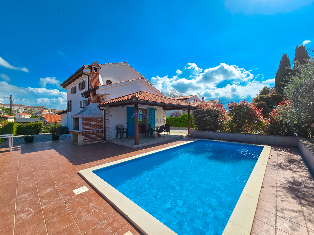 Višnjan, casa mediterranea con piscina e barbecue esterno