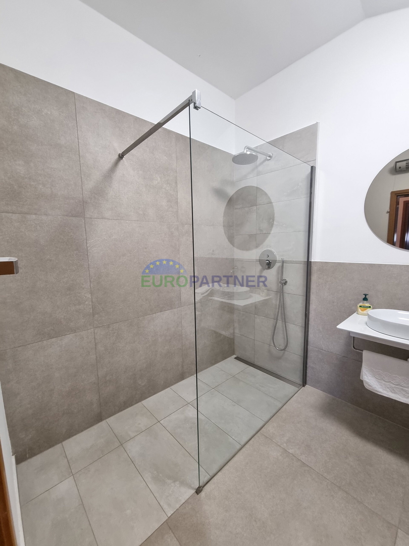 Višnjan, casa mediterranea con piscina e barbecue esterno