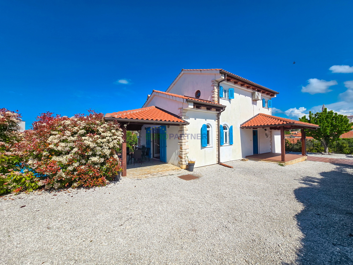 Višnjan, casa mediterranea con piscina e barbecue esterno