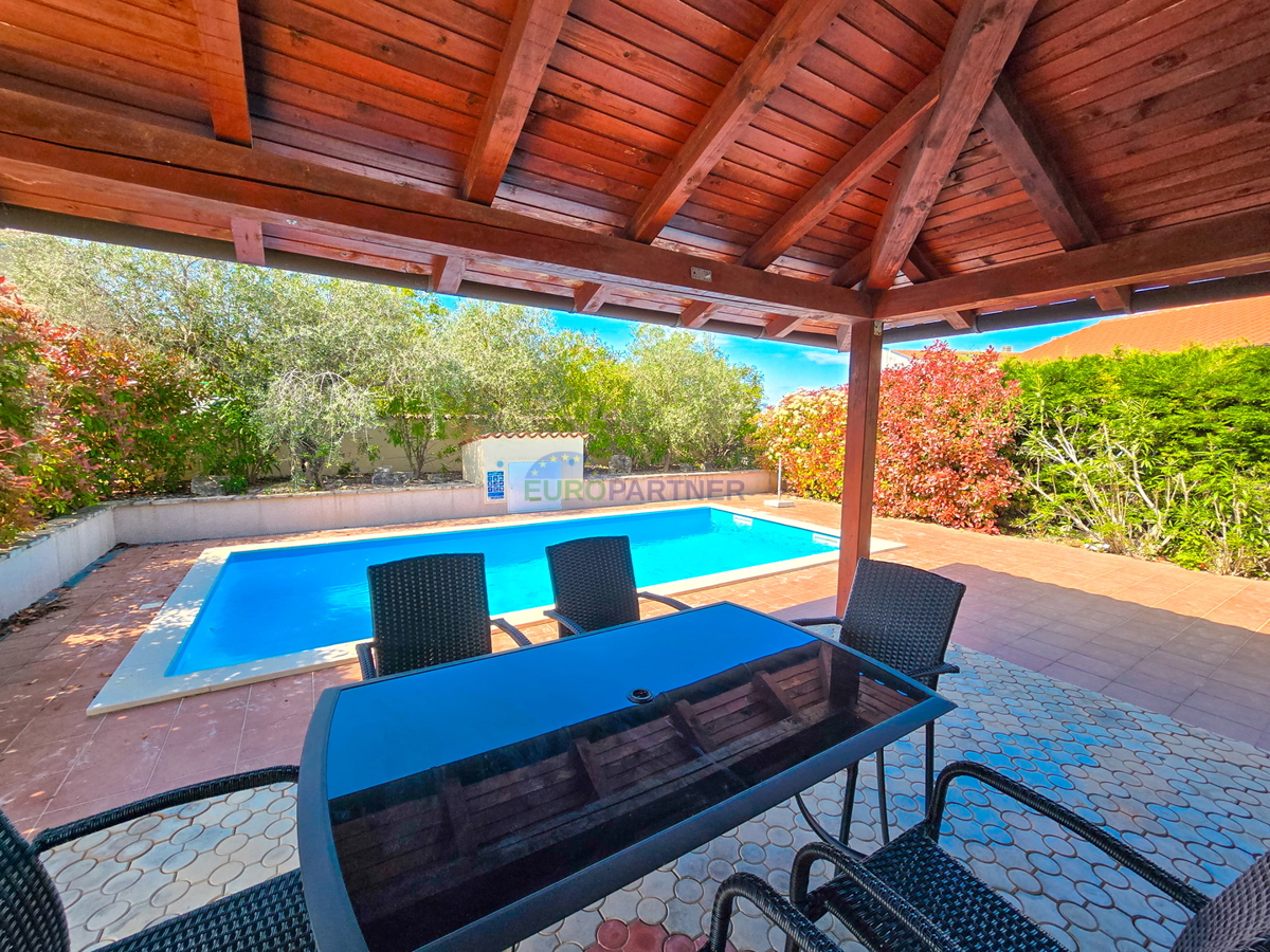 Višnjan, casa mediterranea con piscina e barbecue esterno