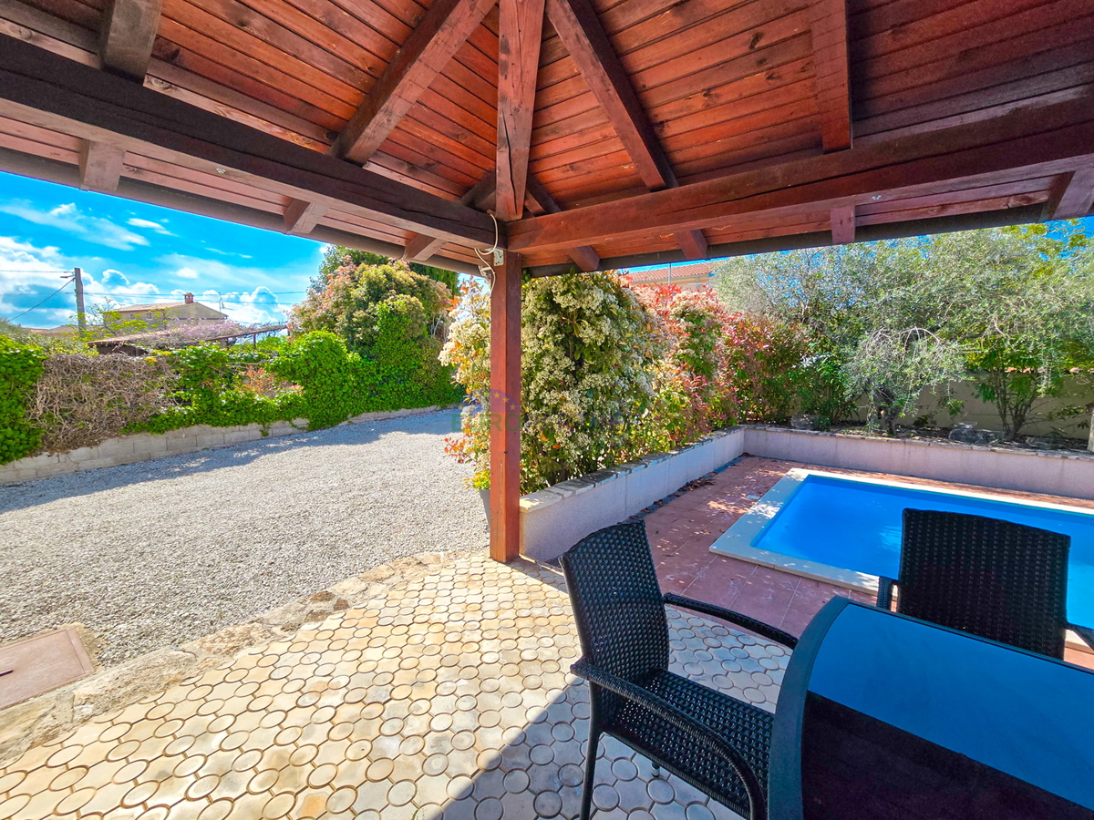 Višnjan, casa mediterranea con piscina e barbecue esterno