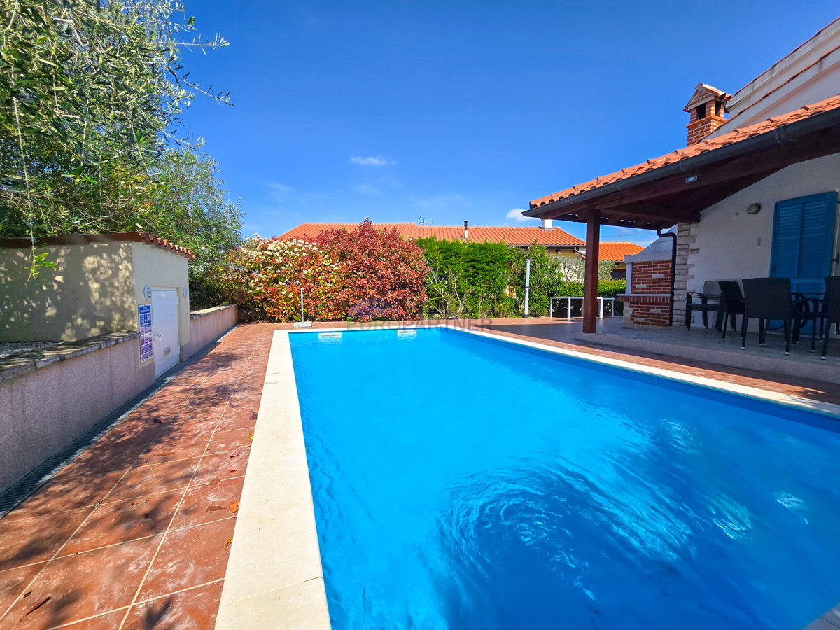 Višnjan, casa mediterranea con piscina e barbecue esterno