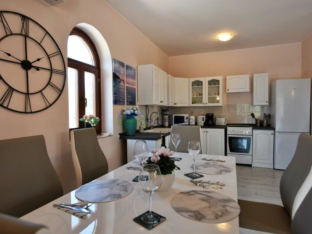 Višnjan, casa mediterranea con piscina e barbecue esterno