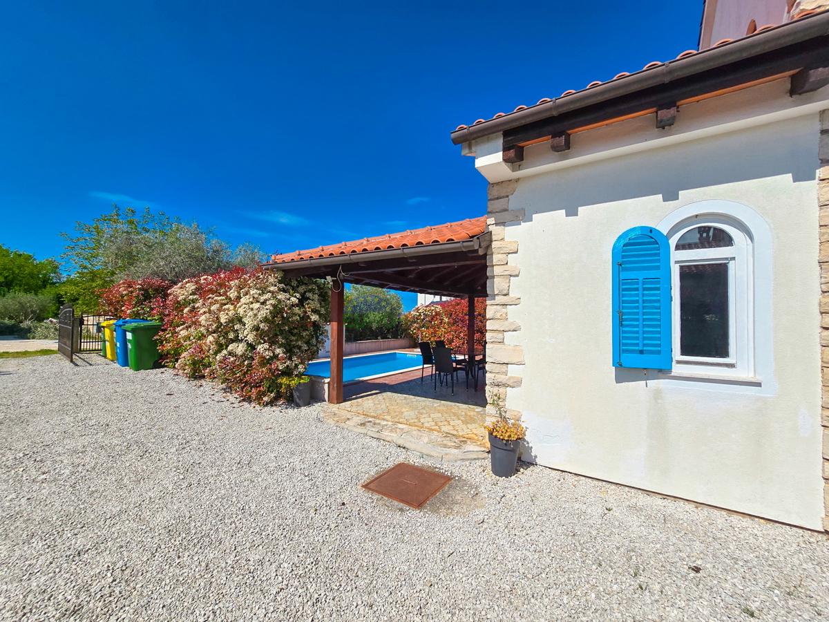 Višnjan, casa mediterranea con piscina e barbecue esterno