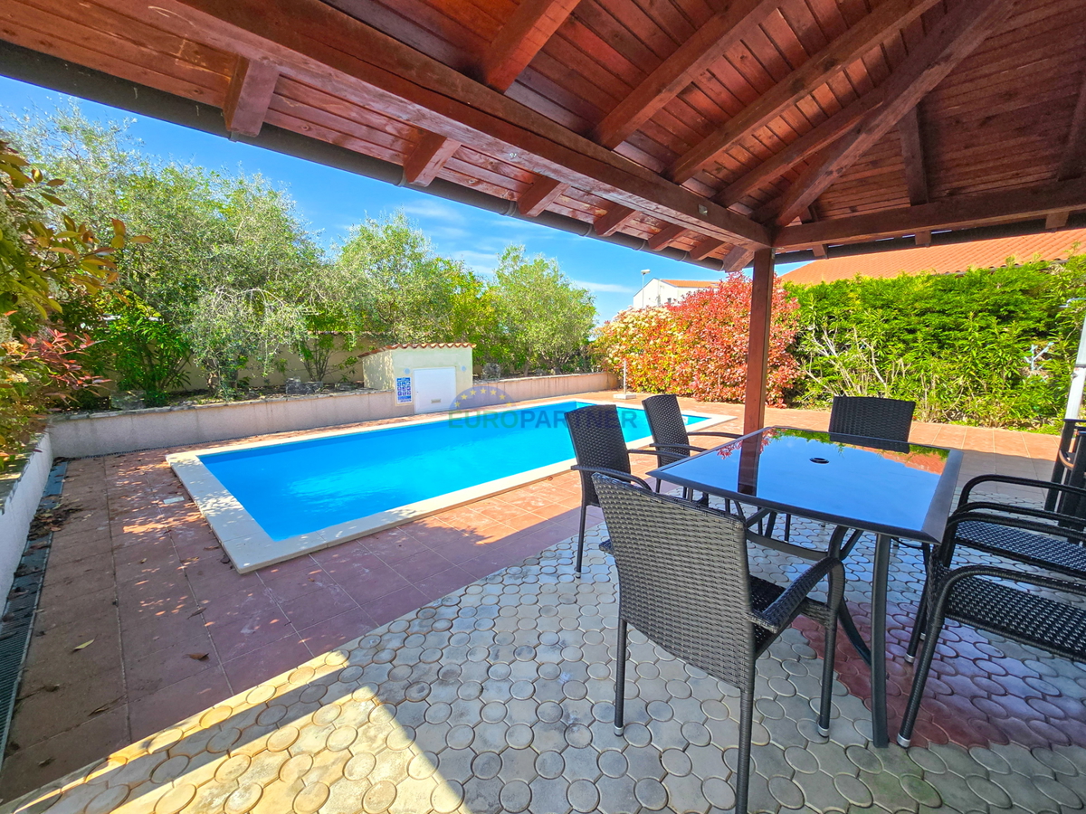 Višnjan, casa mediterranea con piscina e barbecue esterno